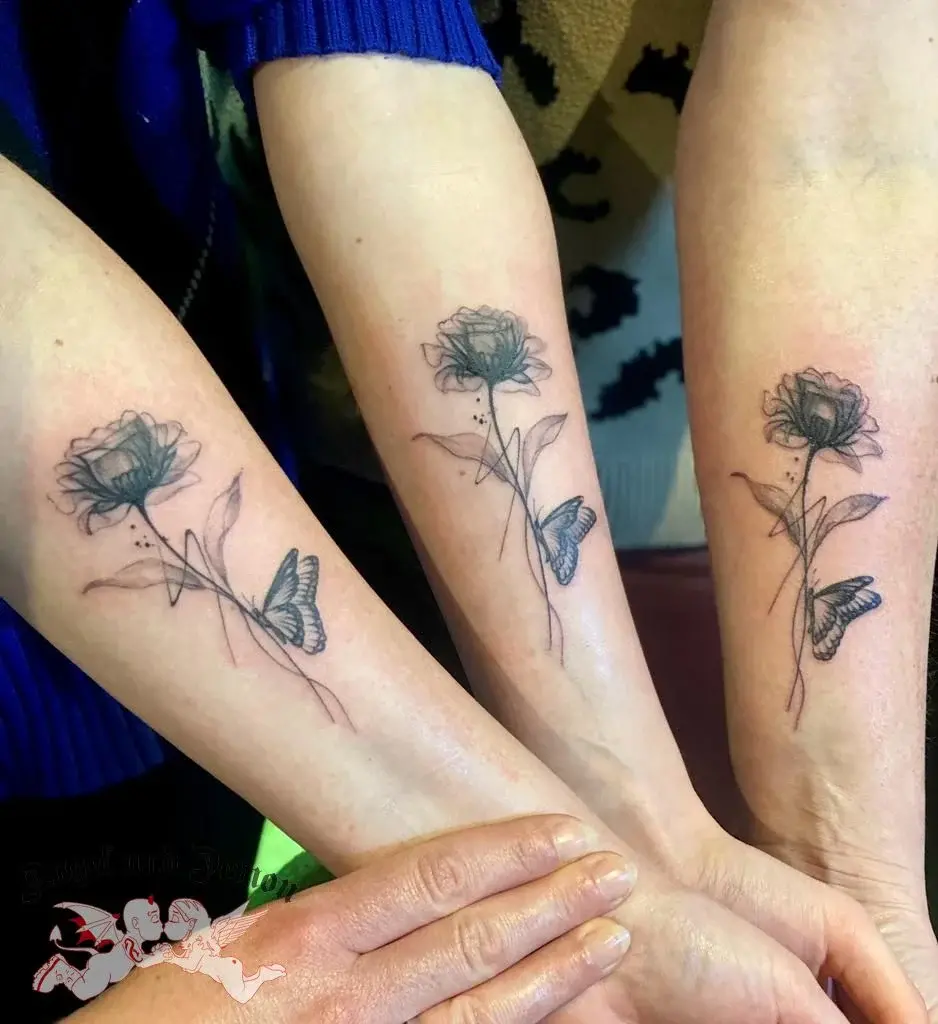 Fine line tattoo bloemen